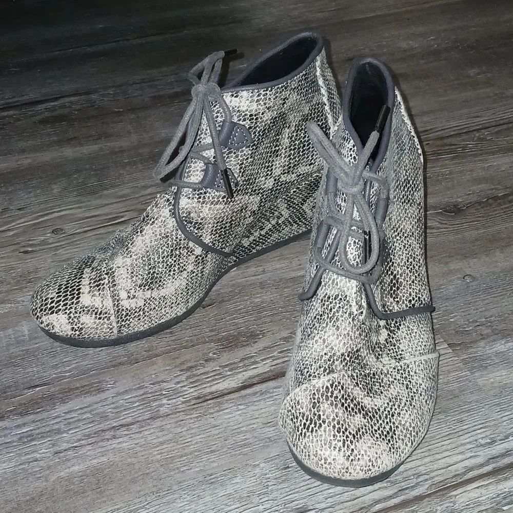 Toms Kala Snakeskin wedge heel ankle booties Sz 8.5 GUC
